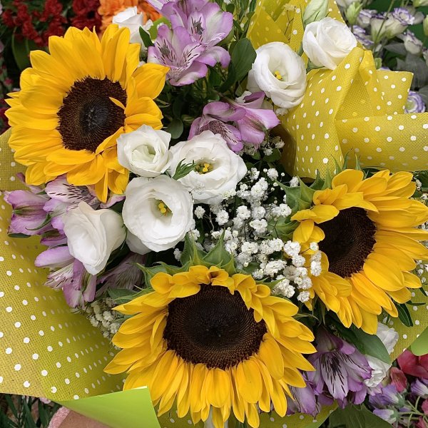 Bouquet n8 (prima di completare il pagamento, consultare il negozio per la disponibilità dei fiori)