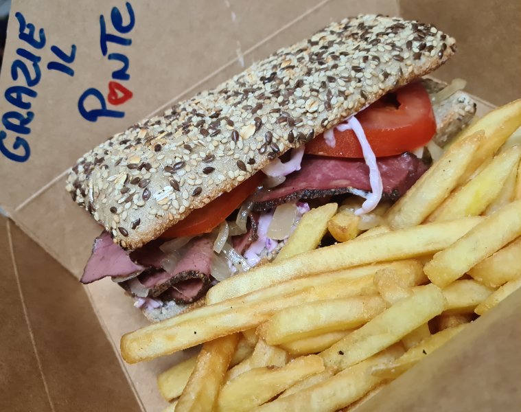 B pastrami Punta di Petto di Manzo Marinato Cotta a Bassa Temperatura e affumicato servito con Cipolle Caramellate Pomodori Coleslaw , Maionese , senape. e Patatine Fritte