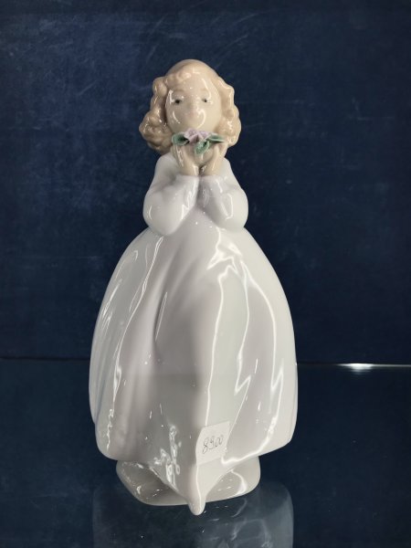 Bambina con fiori in mano