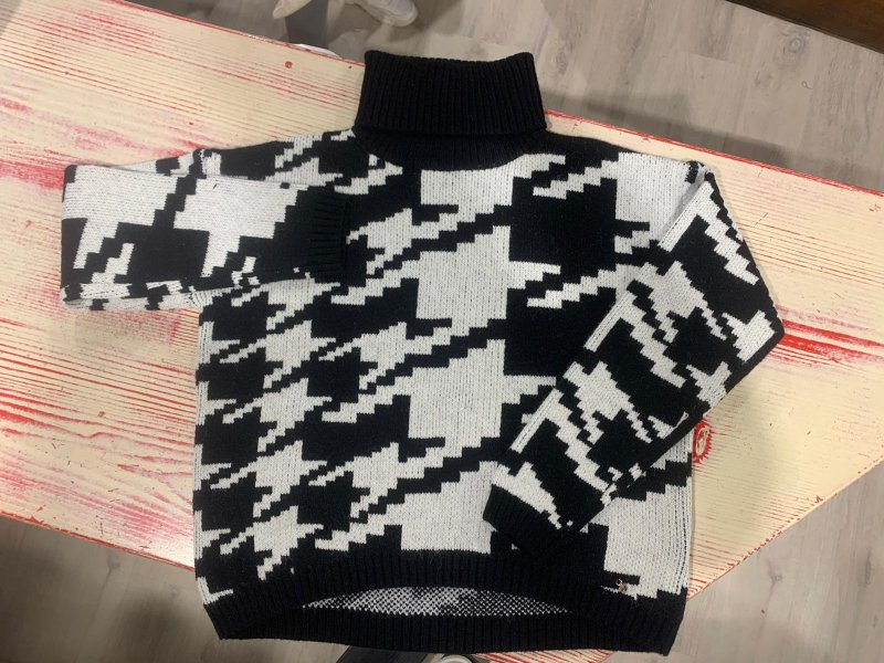 maglione corto, collo alto nero e bianco 