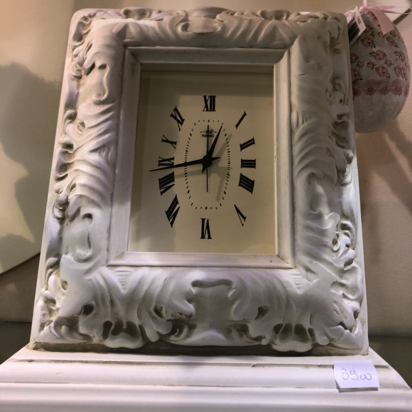 Orologio con base bianca