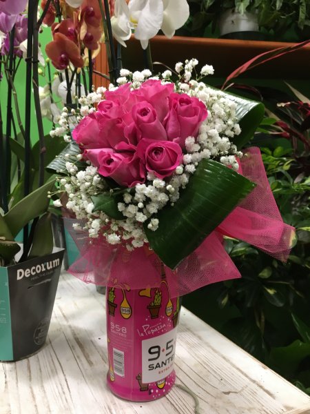 Bouquet n13 con bottiglia (prima di completare il pagamento, consultare il negozio per la disponibilità dei fiori)