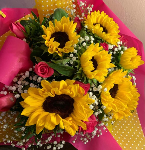 Bouquet n10 (prima di completare il pagamento, consultare il negozio per la disponibilità dei fiori)