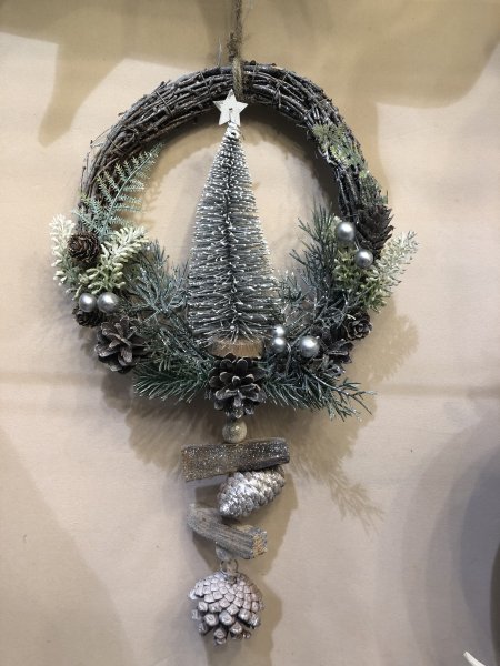 Decorazione con albero e pigne