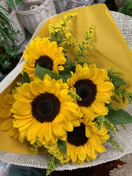 Bouquet n4 (prima di completare il pagamento, consultare il negozio per la disponibilità dei fiori)