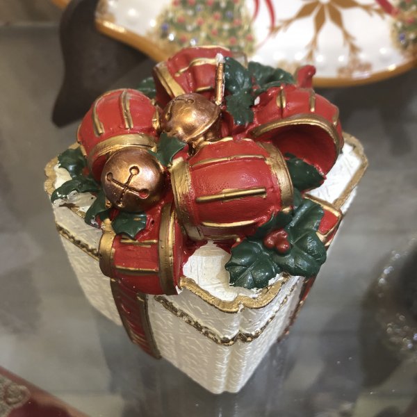 Candela a forma di pacco regalo