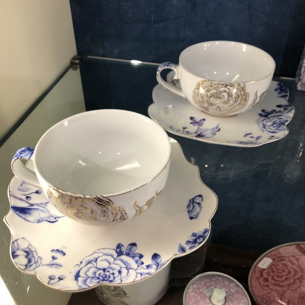 Tazza con piatto decorata in porcellana bianco e blu