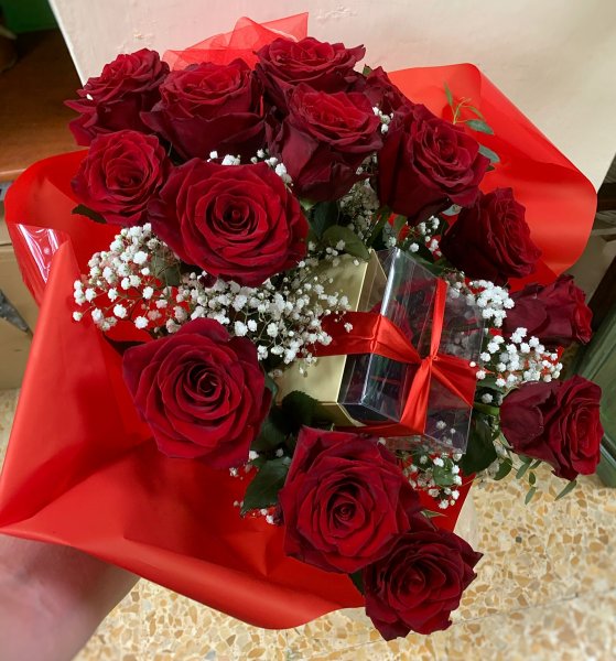 Bouquet n22 con rosa stabilizzata grande (prima di completare il pagamento, consultare il negozio per la disponibilità dei fiori)