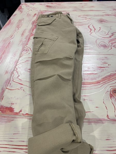 Pantaloni con tasche color beige