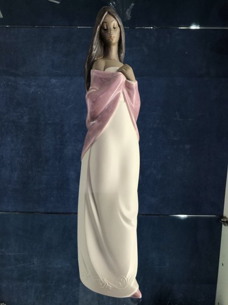 Fanciulla con scialle rosa