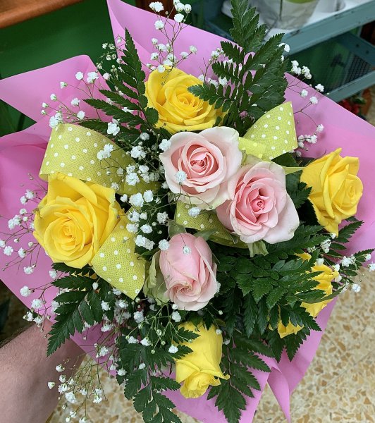 Bouquet n3 (prima di completare il pagamento, consultare il negozio per la disponibilità dei fiori)