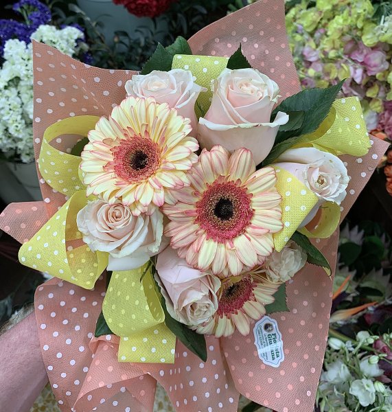 Bouquet  n1 (prima di completare il pagamento, consultare il negozio per la disponibilità dei fiori)