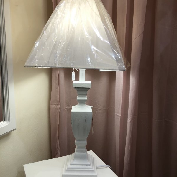 Lampada con base bianca
