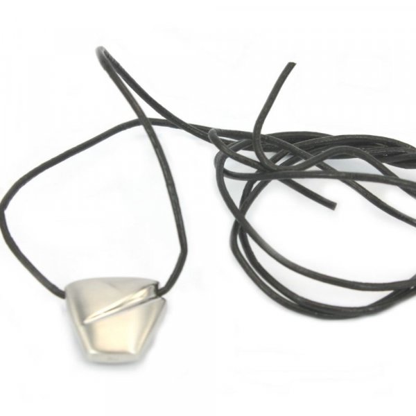 Collana Uomo con cordino e ciondolo in acciaio