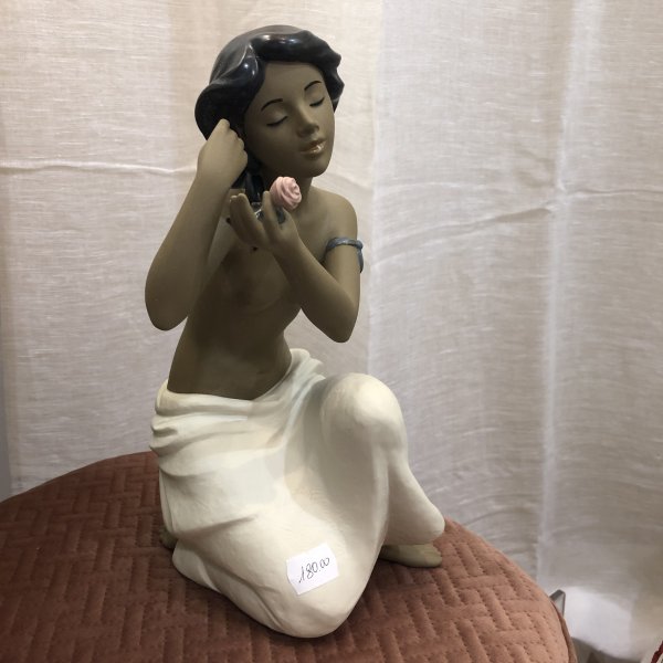 Statua NAO con fiore