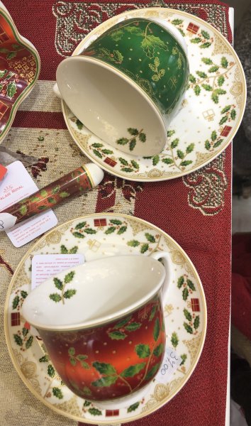 Coppia di tazze in porcellana decorazione natalizia