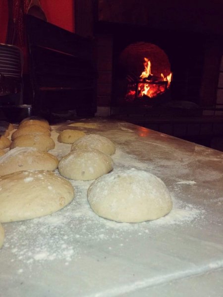 Pizze al forno a legna DAL VENERDÌ ALLA DOMENICA 