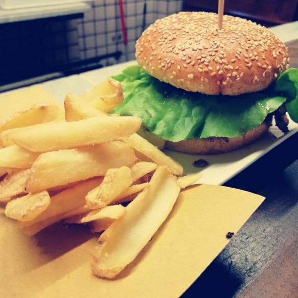 Hamburger e patate rustiche