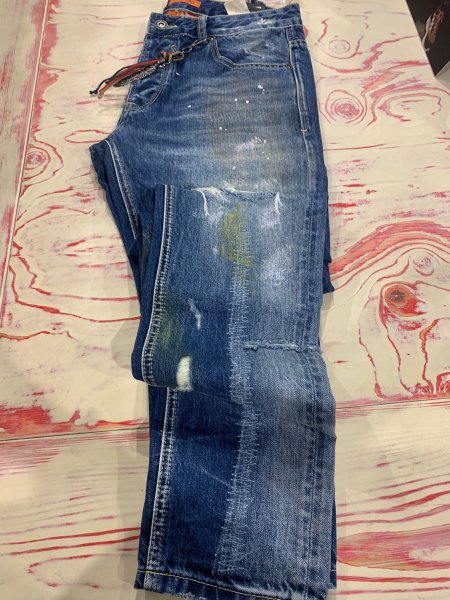jeans con schizzi vernice 