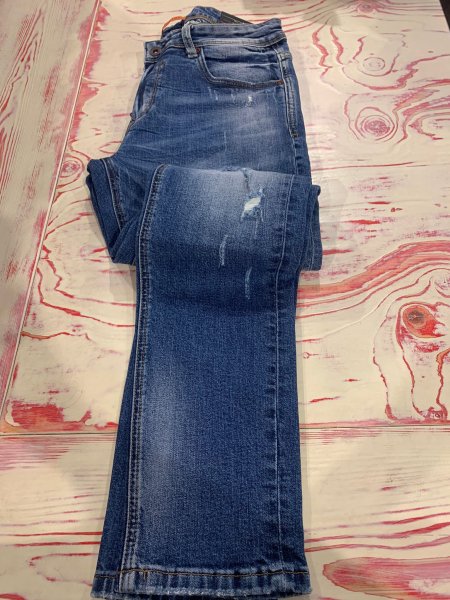 jeans strappati 