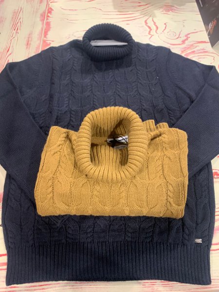 maglione collo alto lavorato con trecce blu e marrone 