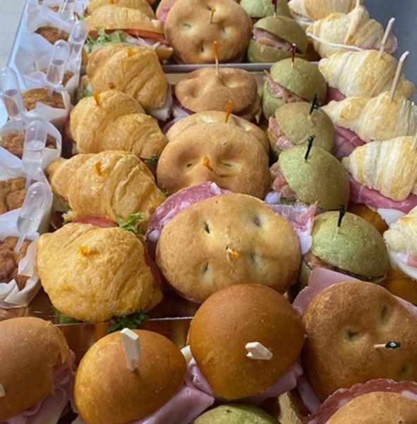 Assortimento per aperitivo: panini, cornetti salati, focaccine e muffins salati