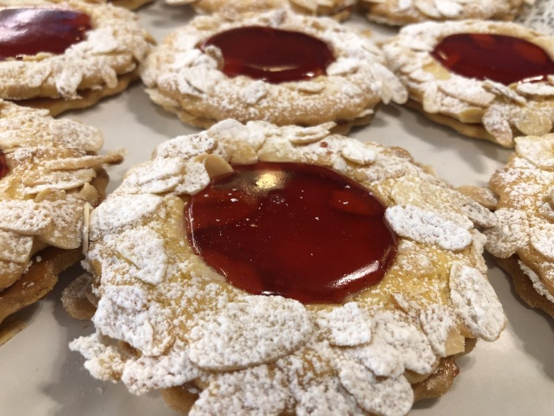 Biscotti con confettura di marmellata di ciliegia